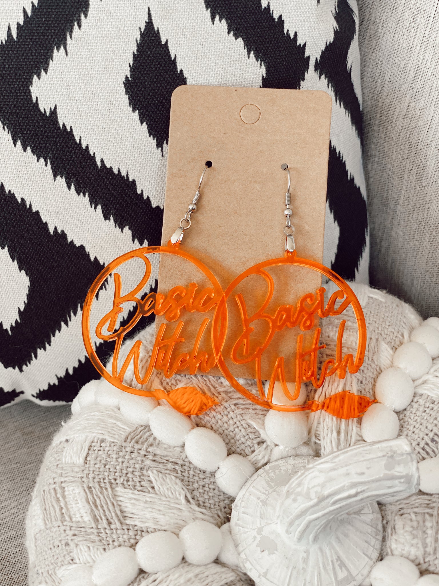 Basic witch neon orange earrings